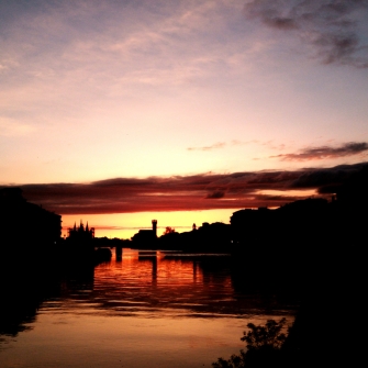 Pisa, il fiume Arno al tramonto