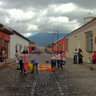 Alfombras tradicionales por la Semana Santa en Antigua, Guatemala