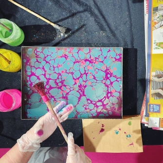 Laboratorio per colorare a mano carte con magnifici ed unici pattern