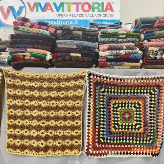 Viva Vittoria - opera relazionale condivisa (a maglia o uncinetto) - www.vivavittoria.it