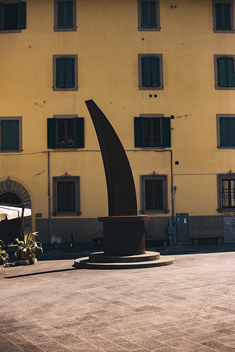 Dal 1999 in Piazza Giovanni XXIII, che un tempo ospitava un pozzo, è collocata l'opera dell'artista pistoiese Gianni Ruffi: "La luna nel Pozzo".